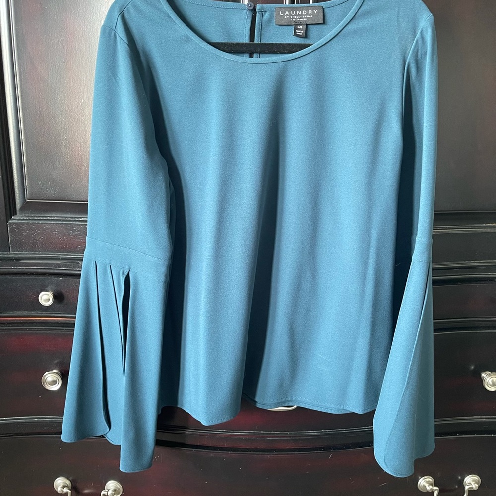 Gorgeous tulip sleeve top by Shelli Segal. Size Large. Teal/blue